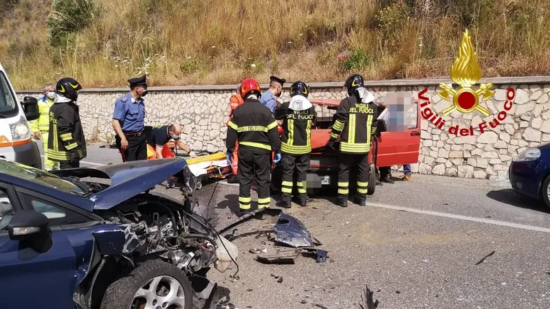 SS.106 Pietragrande, violento incidente tra 3 auto. Intervento dei Vvf