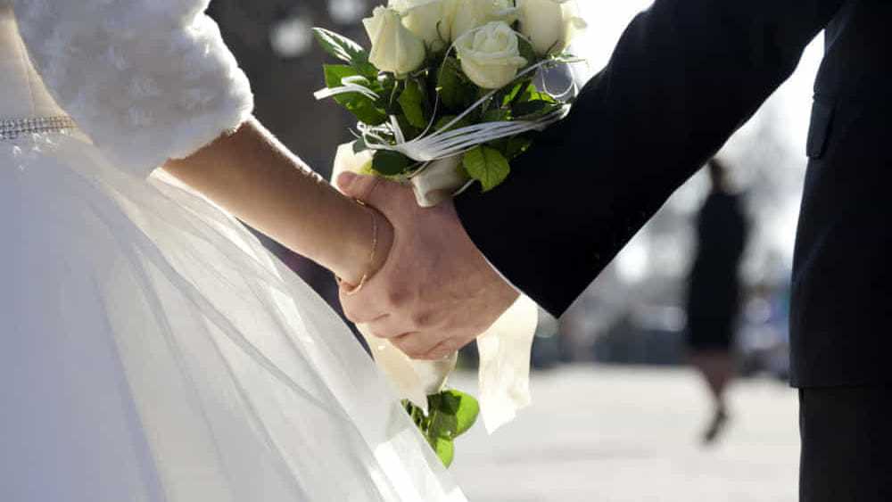 Covid. Matrimoni con pass in zona bianca, via limite 4 al tavolo. Linee guida Regioni