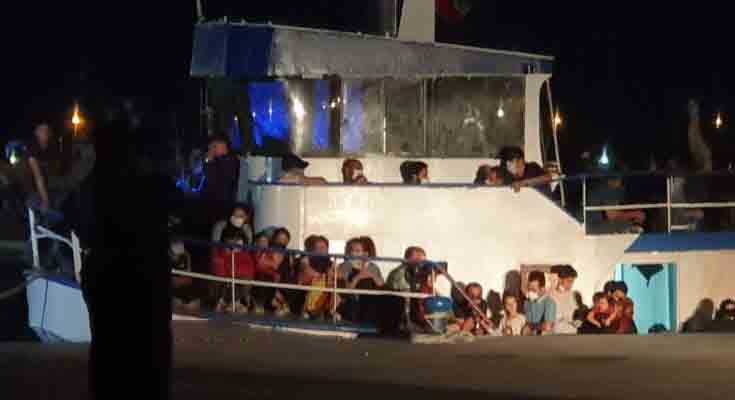 Migranti: sbarco nella Locride, molte donne e bambini