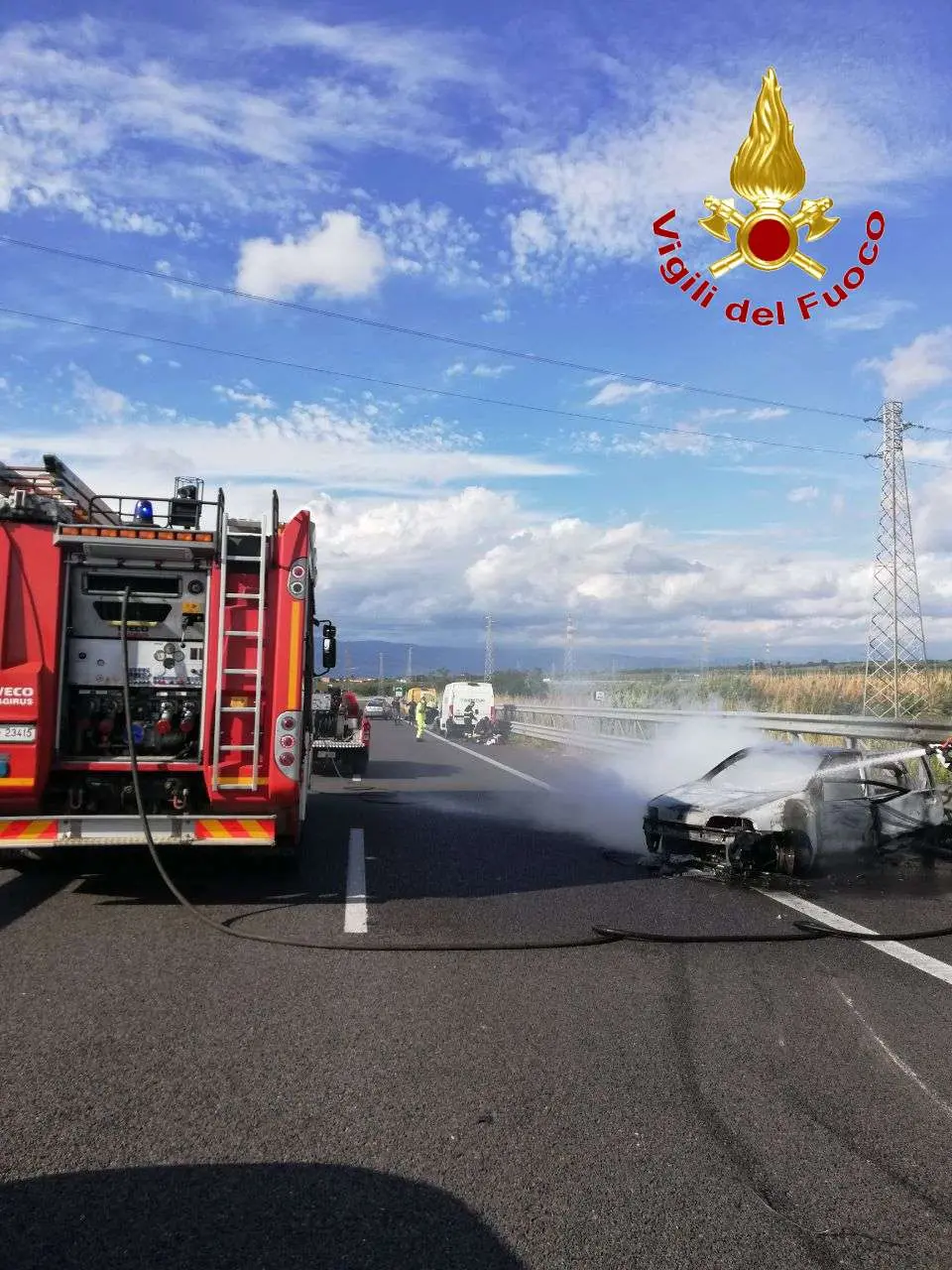 Incidenti Stradali. A2 altezza Vv. Auto prende fuoco dopo impatto, passanti estraggono conducente