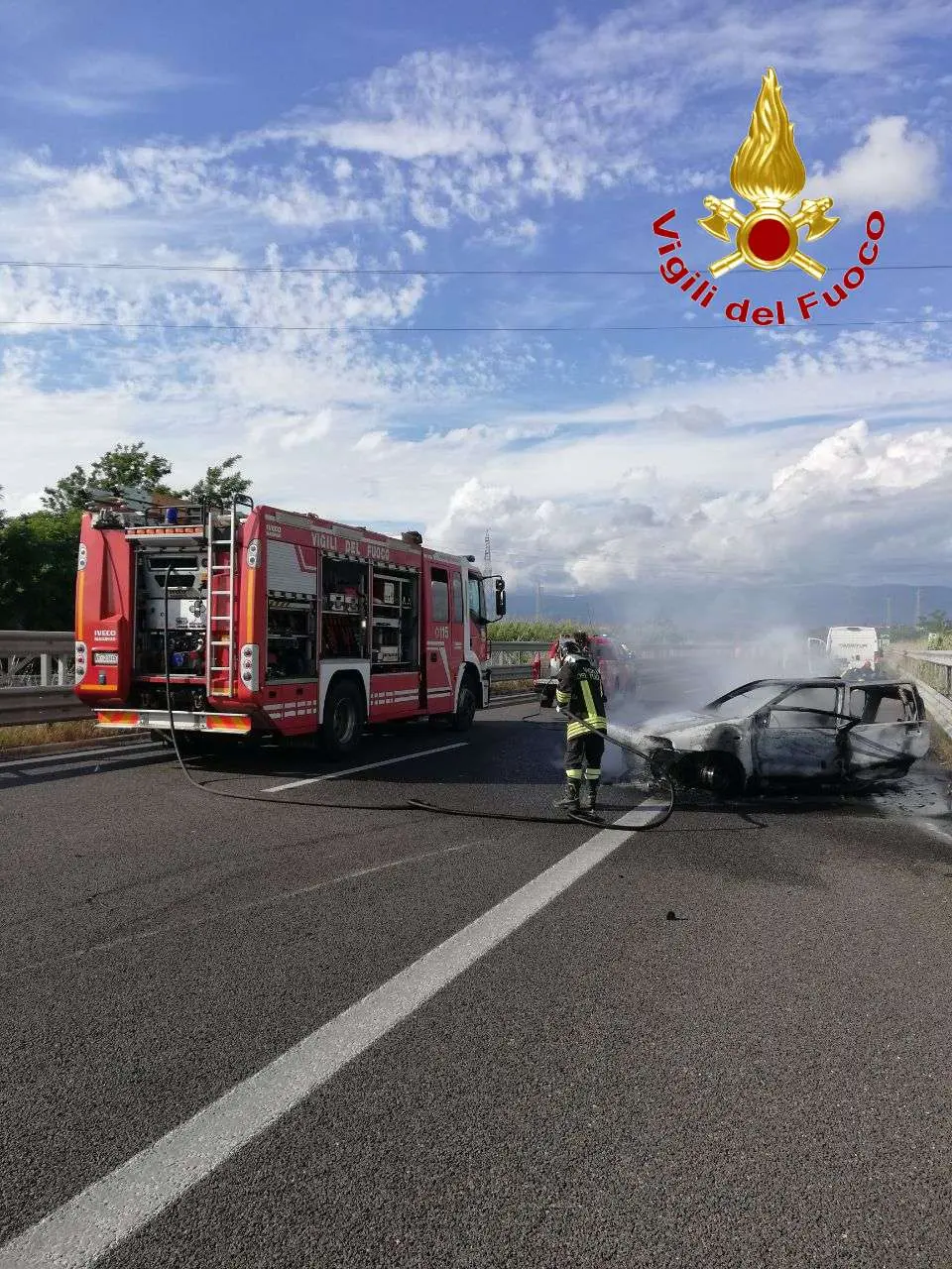 Incidenti Stradali. A2 altezza Vv. Auto prende fuoco dopo impatto, passanti estraggono conducente