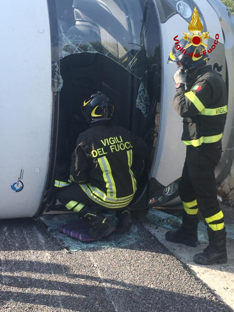 Incidenti Stradali. Svincolo Lamezia, scontro tra camper-auto i Vvf estraggono donna dall'abitacolo