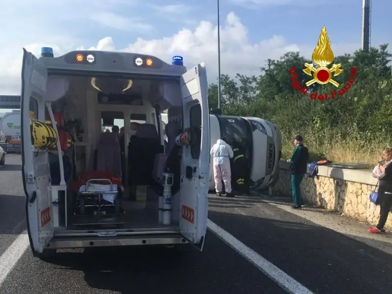 Incidenti Stradali. Svincolo Lamezia, scontro tra camper-auto i Vvf estraggono donna dall'abitacolo