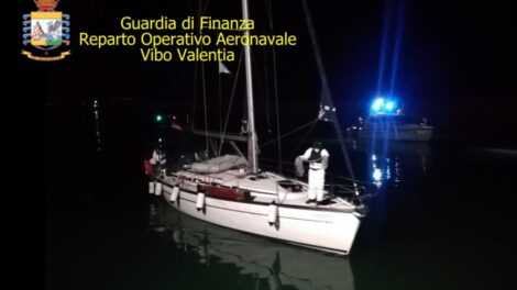 Migranti: due velieri intercettati in Calabria, sbarcati in 64. Operazioni Gdf nello Ionio