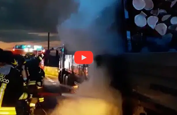 Incendio sull' A2, tir Trasporto legname distrutto dalle fiamme intervento dei Vvf. Video