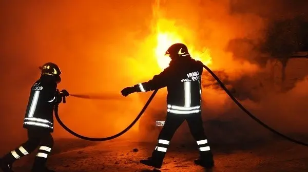 In fiamme mezzi in cantiere ospedale Vibo Valentiabl. Incendio probabilmente di origine dolosa