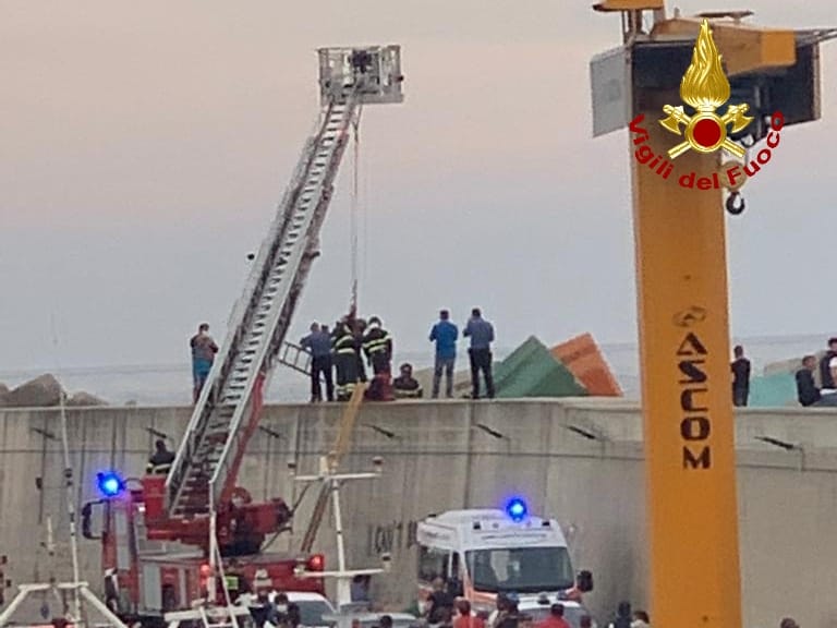 Catanzaro. 15enne scivola tra gli scogli del porto e rimane bloccato in una intercapedine profonda