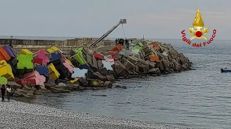 Catanzaro. 15enne scivola tra gli scogli del porto e rimane bloccato in una intercapedine profonda