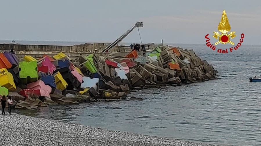 Catanzaro. 15enne scivola tra gli scogli del porto e rimane bloccato in una intercapedine profonda