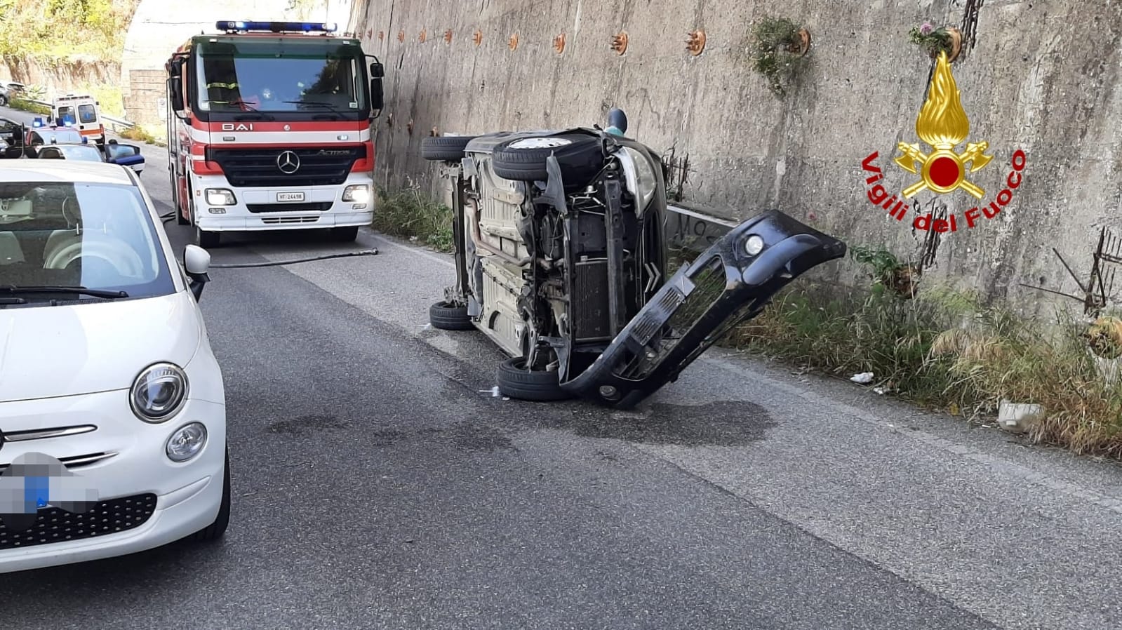 Catanzaro, auto perde il controllo e si ribalta i Vvf estraggo dall’abitacolo donna ferita