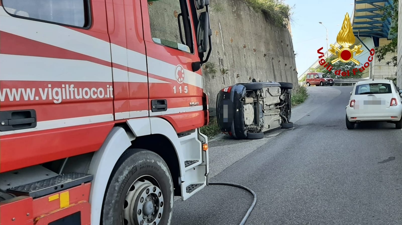 Catanzaro, auto perde il controllo e si ribalta i Vvf estraggo dall’abitacolo donna ferita