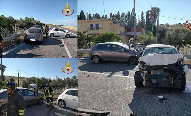 Incidente, scontro tra due auto, SS106, 2 feriti uno grave. Intervento dei Vvf, Ps e Suem118