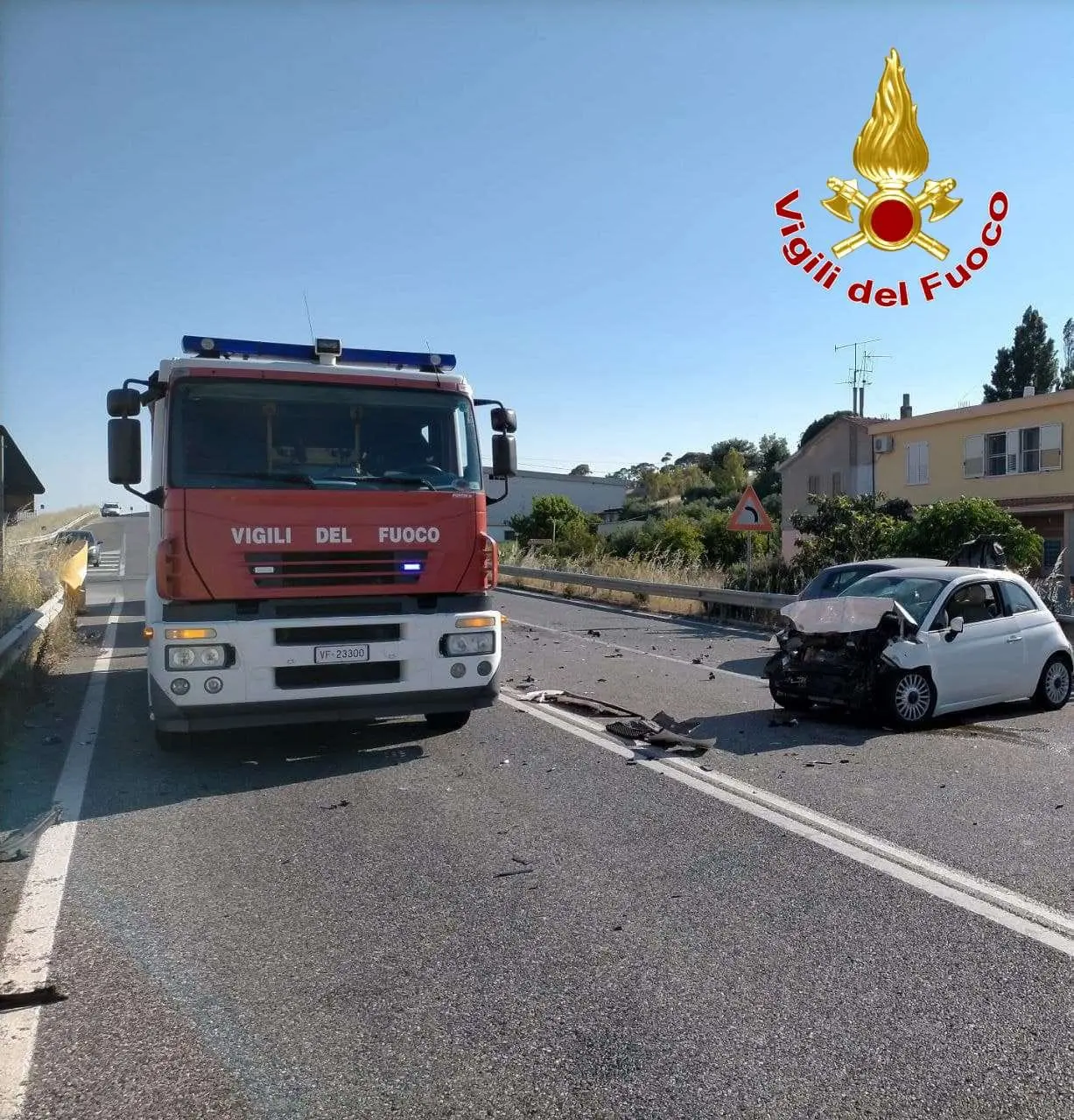 Incidente, scontro tra due auto, SS106, 2 feriti uno grave. Intervento dei Vvf, Ps e Suem118