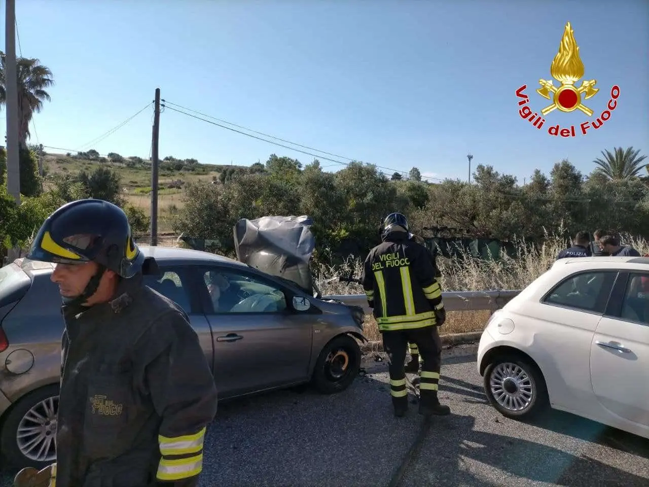 Incidente, scontro tra due auto, SS106, 2 feriti uno grave. Intervento dei Vvf, Ps e Suem118