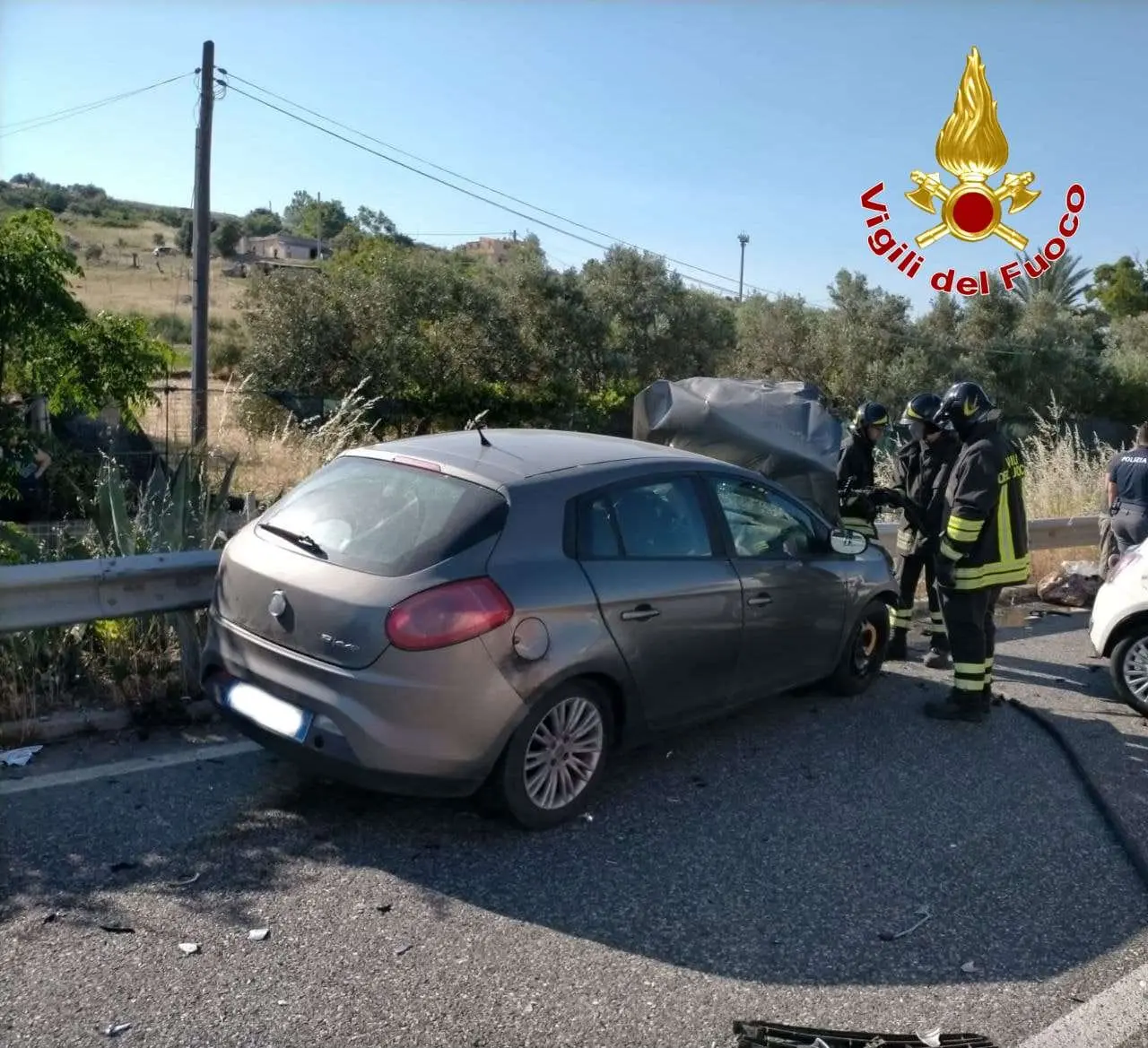 Incidente, scontro tra due auto, SS106, 2 feriti uno grave. Intervento dei Vvf, Ps e Suem118