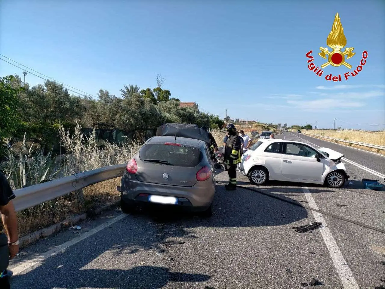 Incidente, scontro tra due auto, SS106, 2 feriti uno grave. Intervento dei Vvf, Ps e Suem118