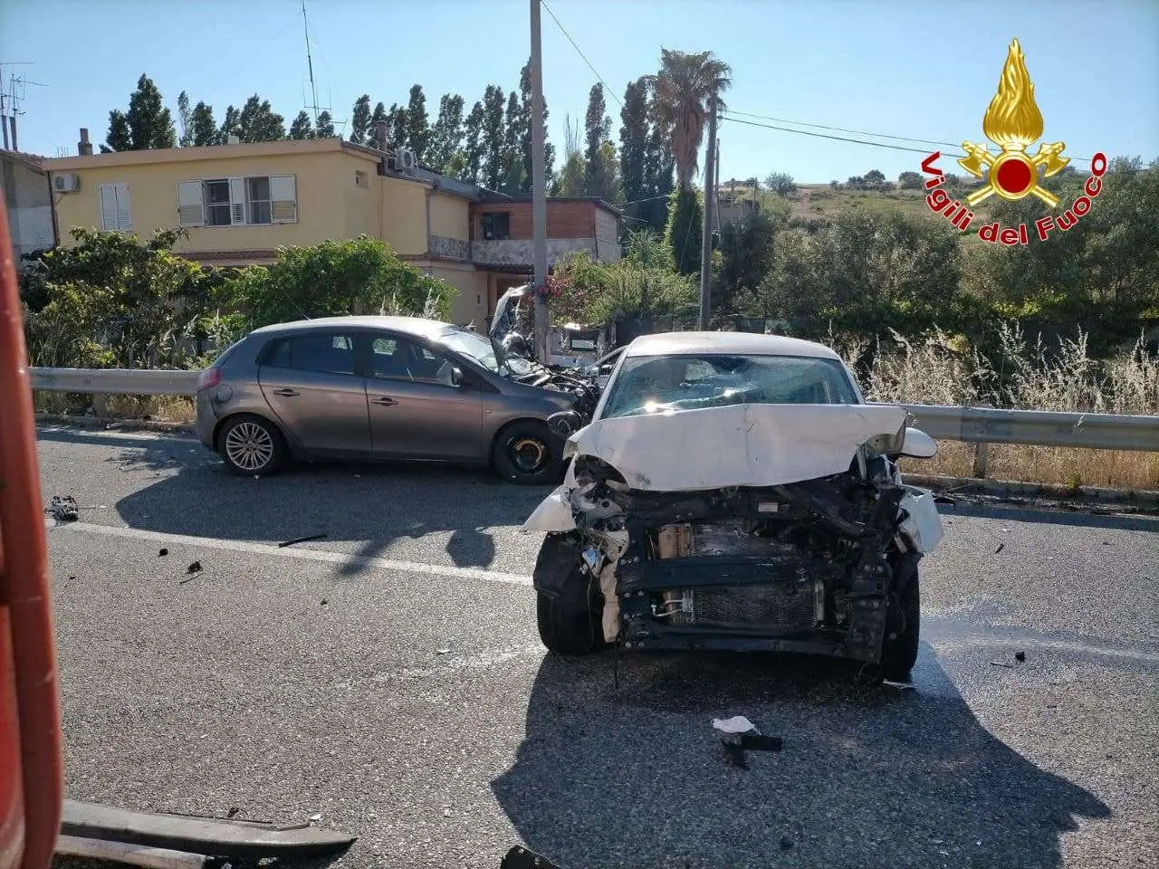 Incidente, scontro tra due auto, SS106, 2 feriti uno grave. Intervento dei Vvf, Ps e Suem118