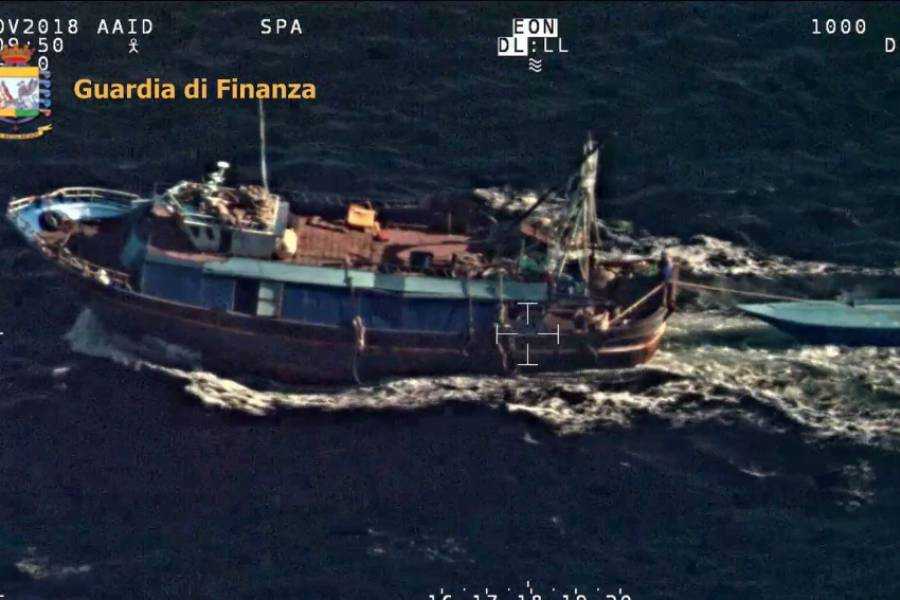 Migranti: fermati 8 scafisti su barca in acque internazionali