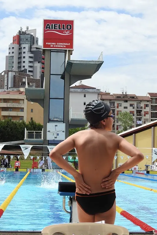 In pieno svolgimento il XVIII meeting "Citta di Cosenza" nella piscina comunale (con foto)