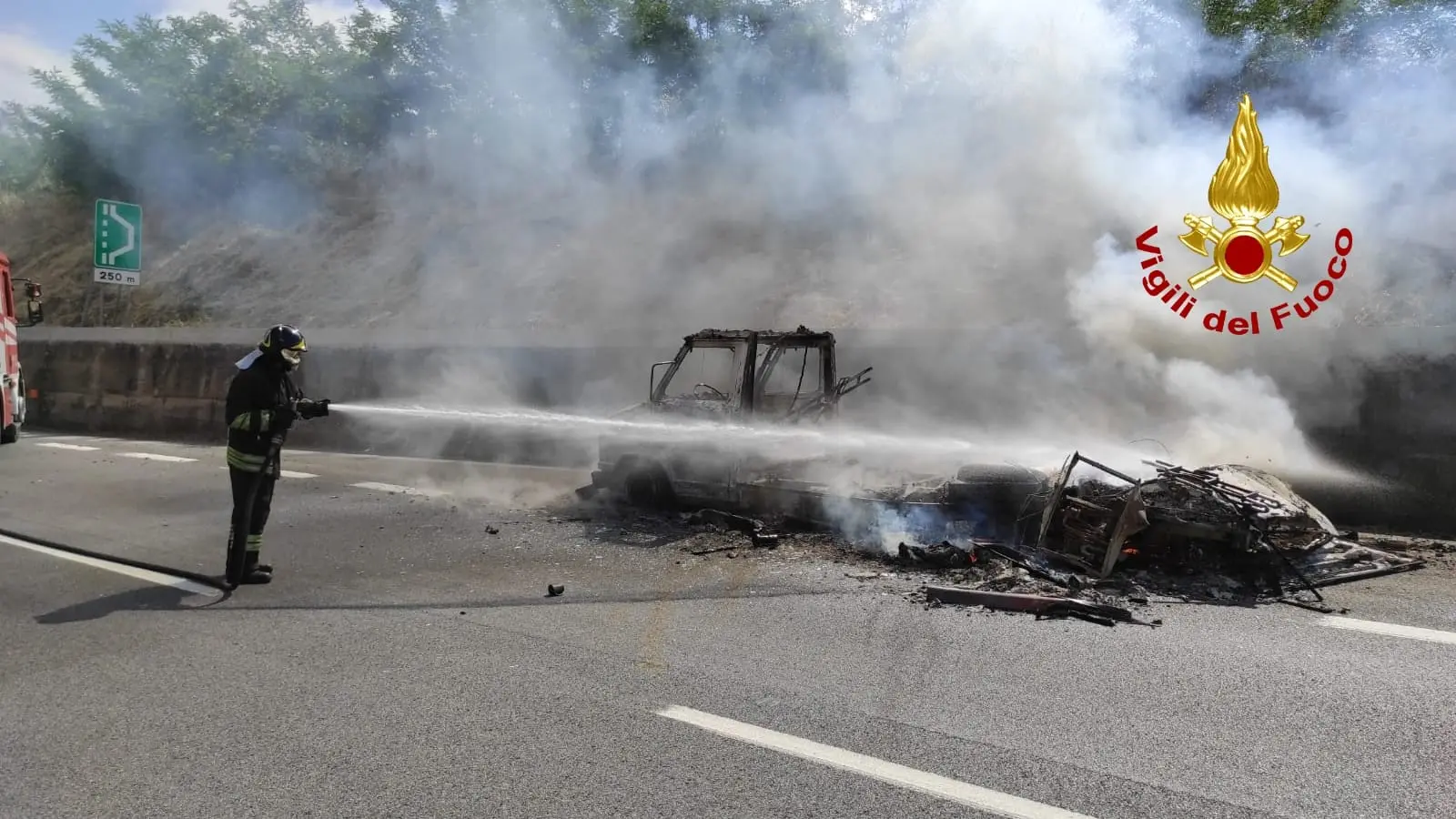 Incidenti. A2 camper con due anziani distrutto dalle fiamme. Intervento dei Vvf. Foto e Video