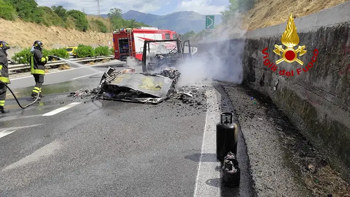 Incidenti. A2 camper con due anziani distrutto dalle fiamme. Intervento dei Vvf. Foto e Video