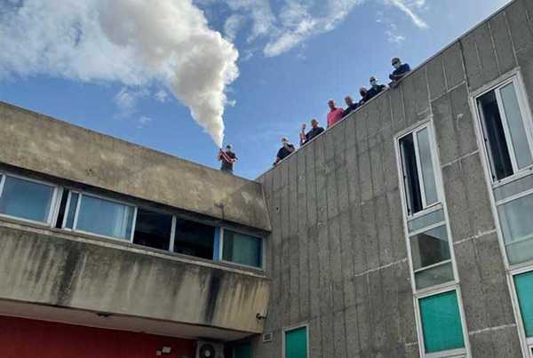 Senza stipendio da 7 mesi, protesta dipendenti Corap. "16 lavoratori saliti su tetto Agenzia