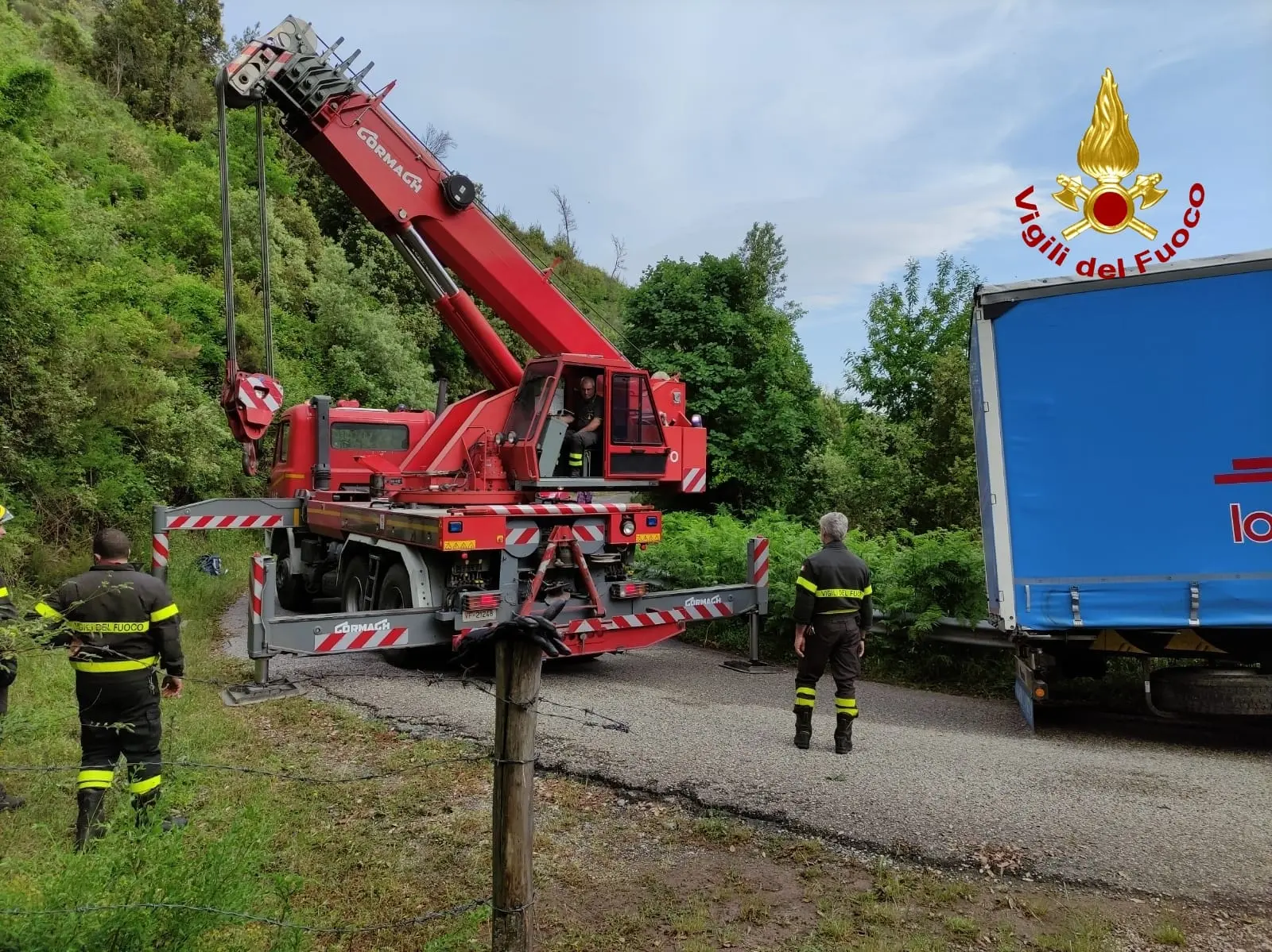 SS109 dir. Cicala, autoarticolato rimane incastrato al guardrail. Intervento dei Vvf