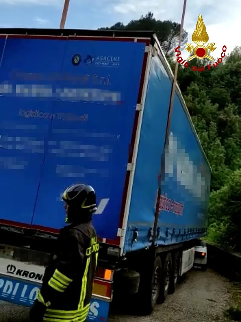 SS109 dir. Cicala, autoarticolato rimane incastrato al guardrail. Intervento dei Vvf