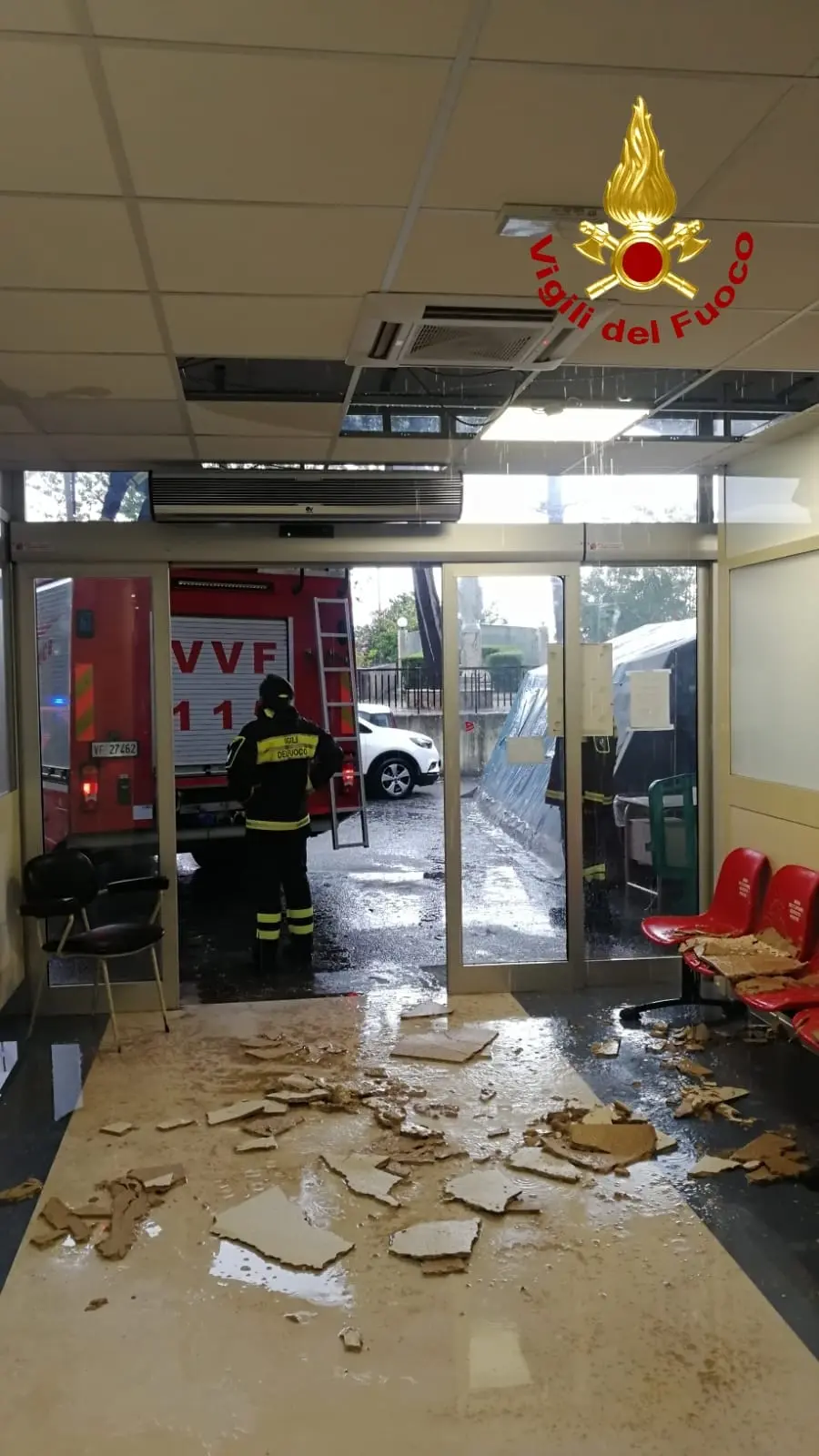 Locri, Pronto Soccorso, infiltrazioni d'acqua causa cedimento pannelli controsoffittatura. Foto