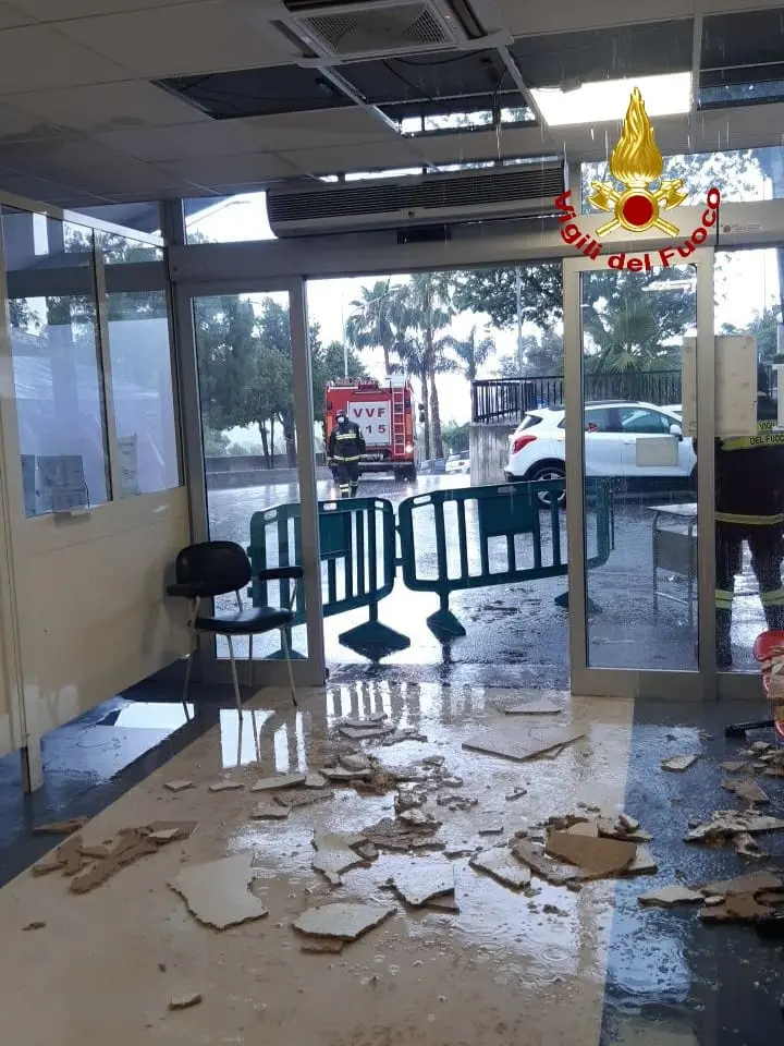 Locri, Pronto Soccorso, infiltrazioni d'acqua causa cedimento pannelli controsoffittatura. Foto