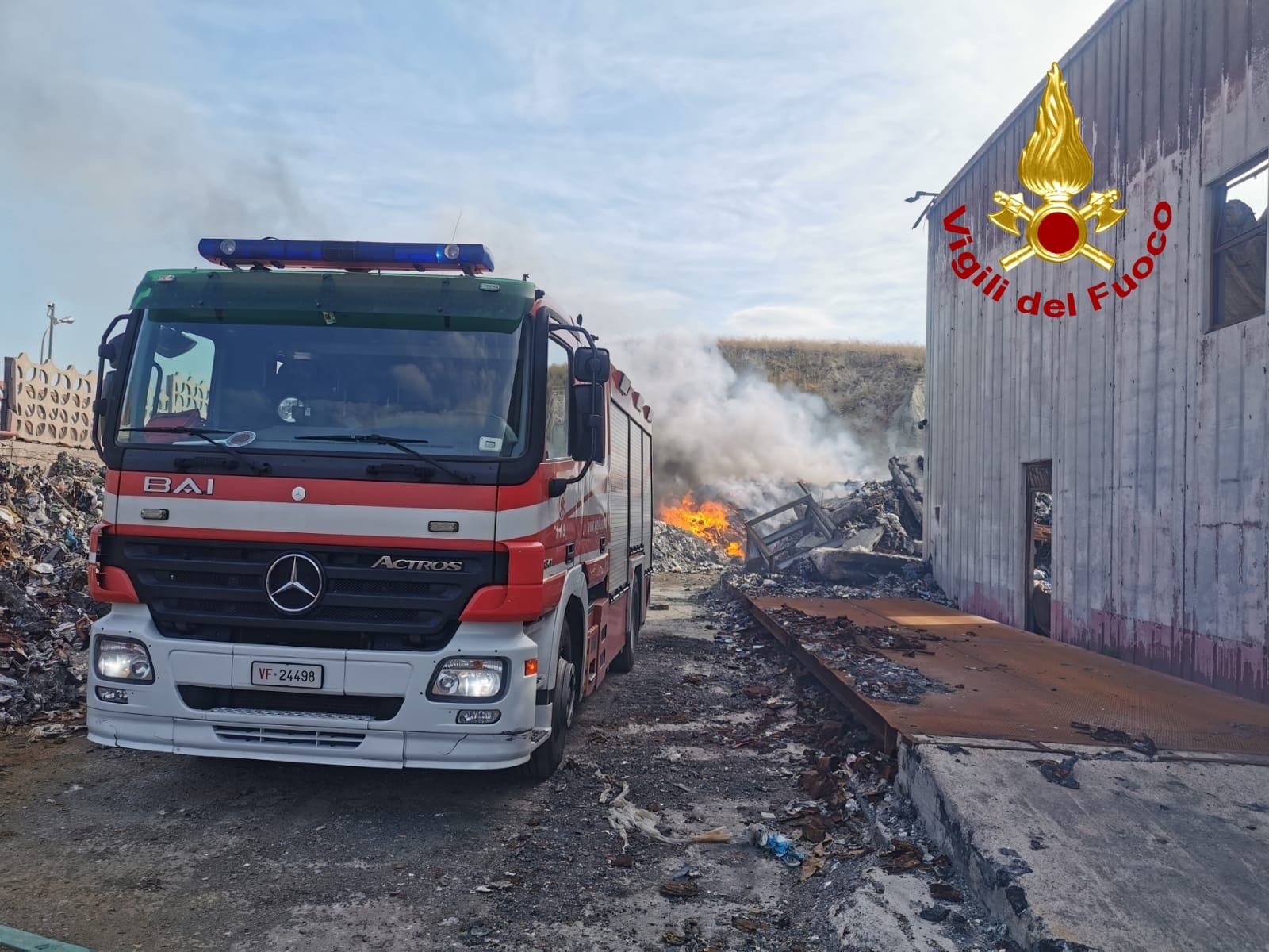 Squillace, incendio rifiuti indifferenziati esterno azienda Ecomanagement. Intervento dei Vvf