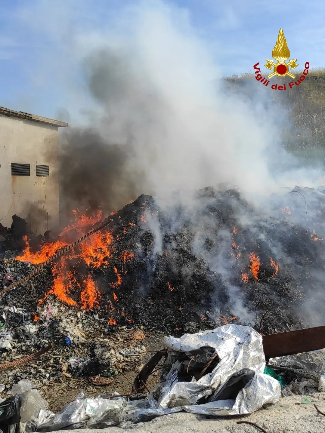 Squillace, incendio rifiuti indifferenziati esterno azienda Ecomanagement. Intervento dei Vvf