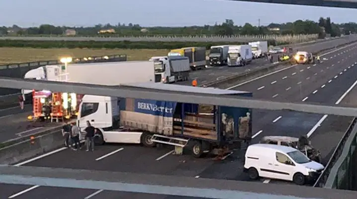 Modena, Inferno su A1 rapina a portavalori spari, chiodi ed esplosioni. Video