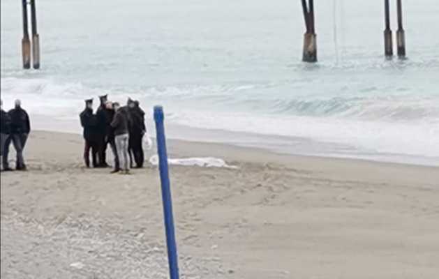 Calabria. Poliziotti si gettano in mare per salvare donna da suicidio.
