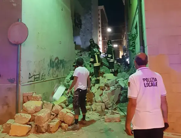 Terrore nella notte a Barletta, Crolla una palazzina, bilancio tre i feriti. I dettagli