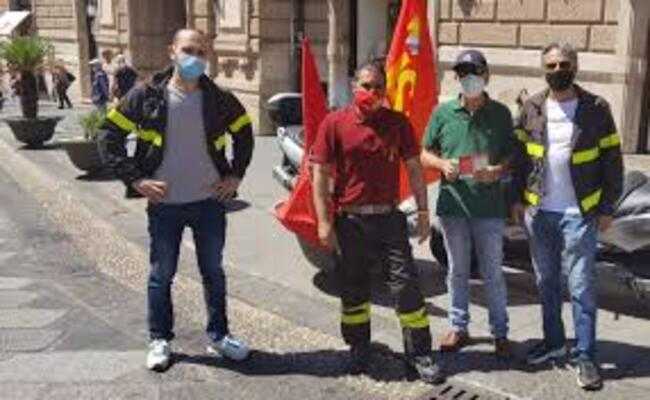 Vigili fuoco: sit-in a Catanzaro, assunzioni contro carenze