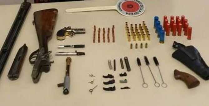 Armi: arsenale sparso scoperto a Gioia Tauro, 2 arresti dei Cc