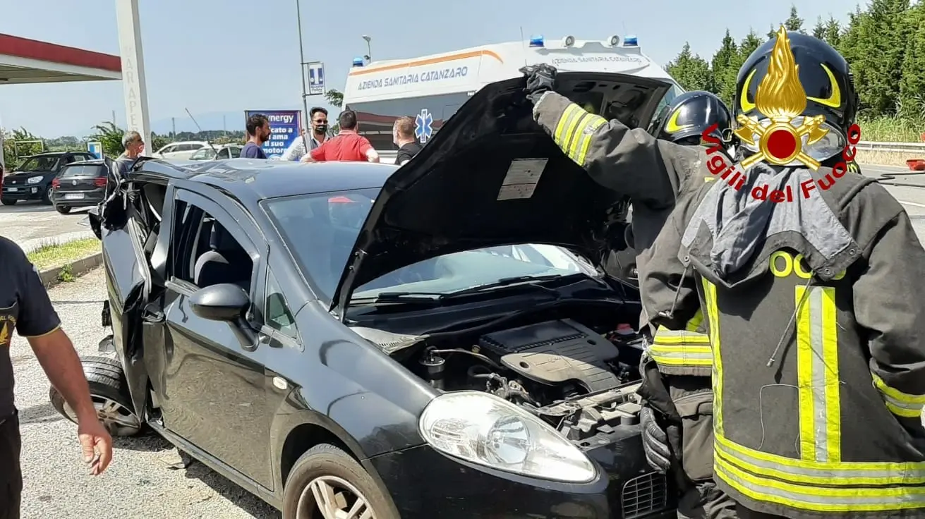 Incidenti stradali. Catanzaro, SS106 Scontro tra un furgone e un'auto bilancio due feriti