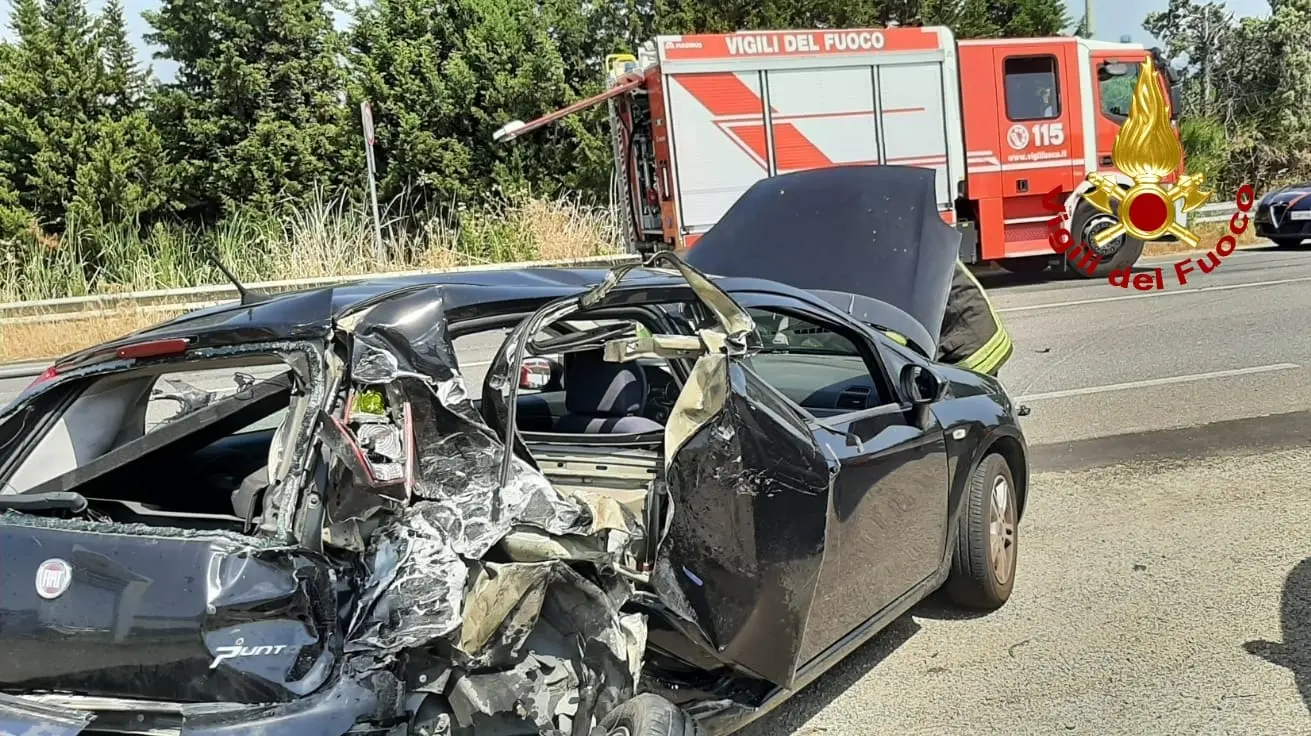 Incidenti stradali. Catanzaro, SS106 Scontro tra un furgone e un'auto bilancio due feriti