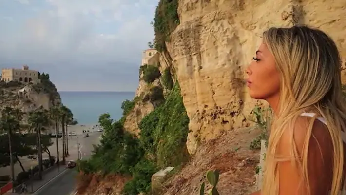 A Tropea il Vento in faccia di Massi Lepera. Primo videoclip musicale nel Borgo dei Borghi. Video