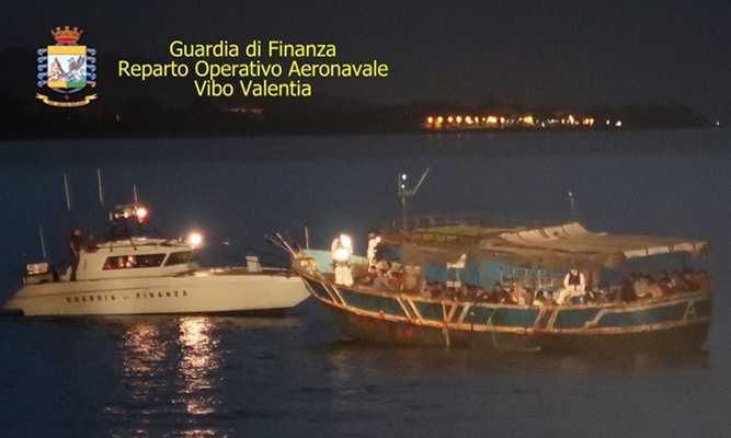 Migranti: Gdf intercetta peschereccio con 89 persone a bordo