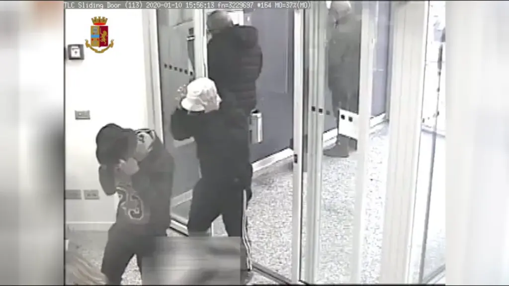 Individuati i presunti autori di una tentata rapina in banca. Si tratta di due fratelli.