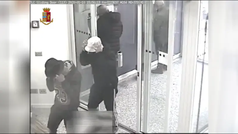 Individuati i presunti autori di una tentata rapina in banca. Si tratta di due fratelli.