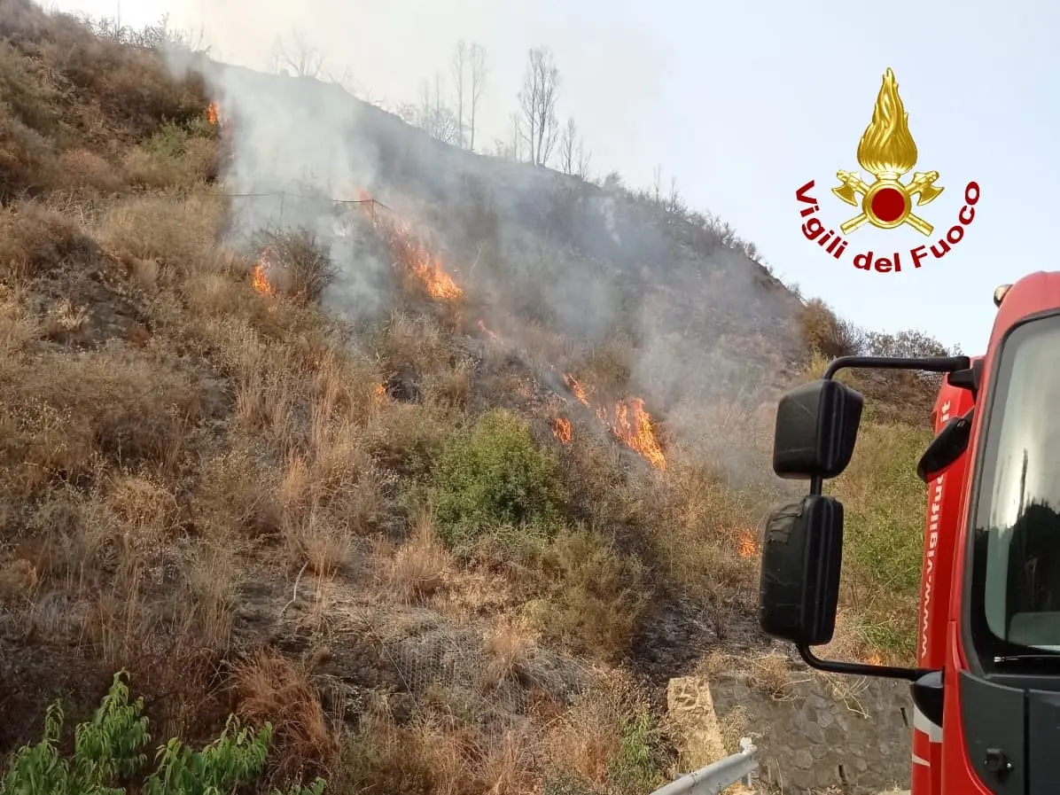 Scirocco, caldo rovente e incendi senza sosta, i Vvf uniti a protezione della popolazione. Video