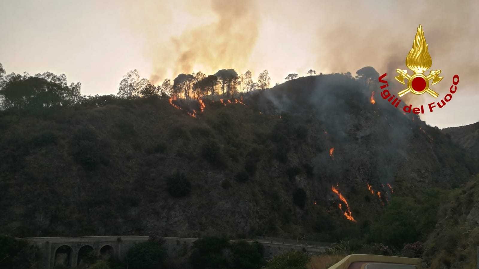 Scirocco, caldo rovente e incendi senza sosta, i Vvf uniti a protezione della popolazione. Video