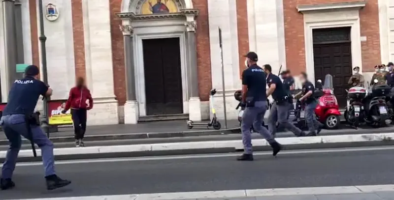 Paura per coltello a Roma. Firenze, giovane ferisce 2 persone