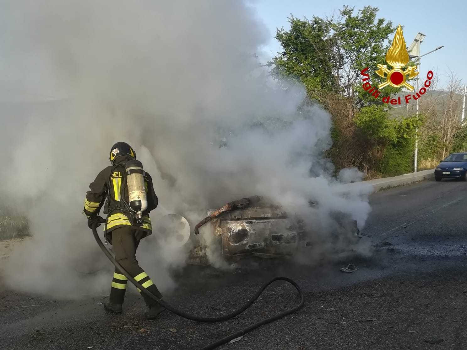 Incidente su Sp Squillace-Vallefiorita, Auto si incendia dopo violento impatto. Intervento dei Vvf