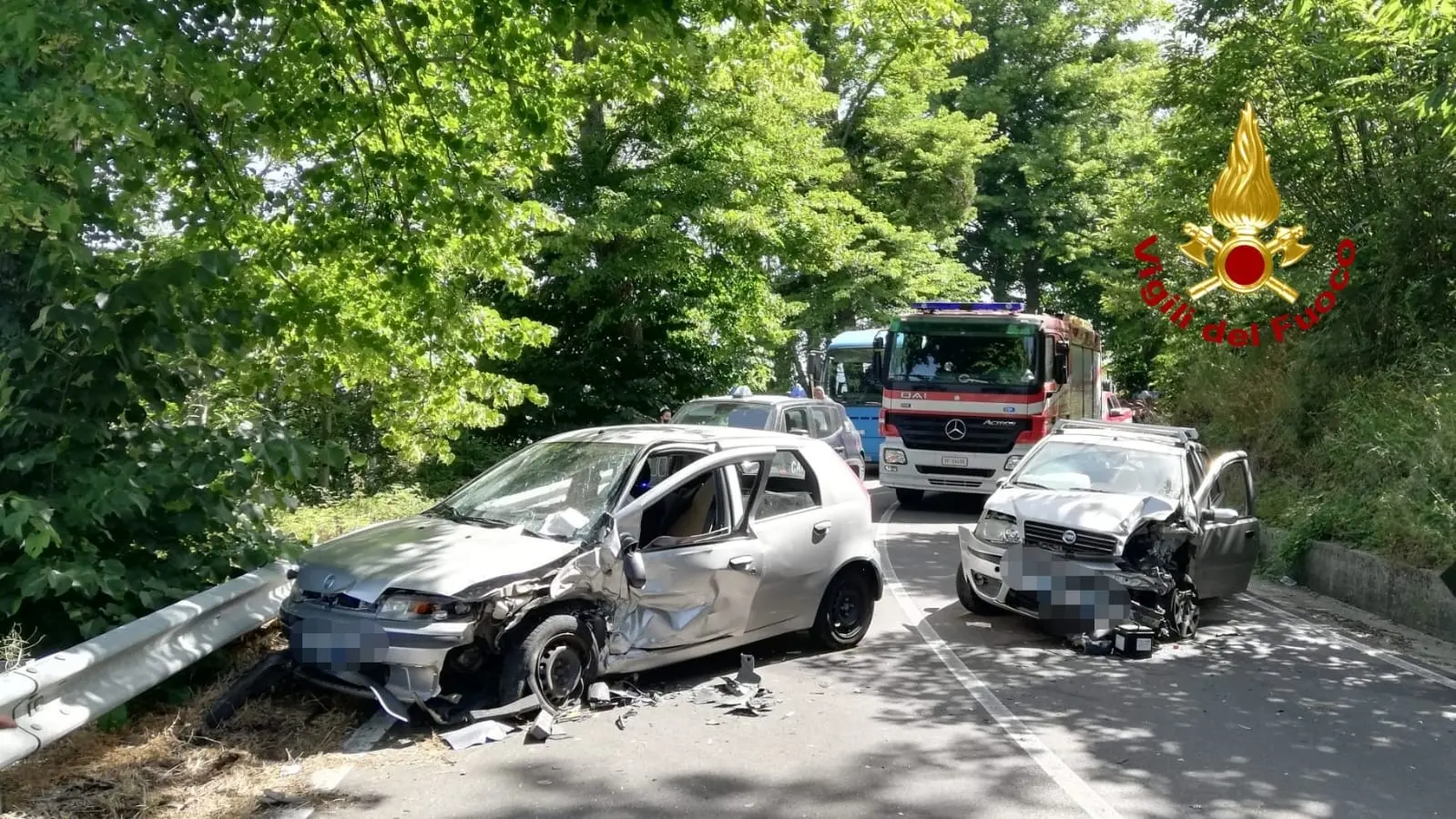 Incidente su Sp Squillace-Vallefiorita, Auto si incendia dopo violento impatto. Intervento dei Vvf