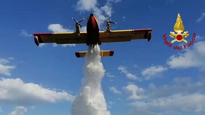 Catanzaro, Biodiversità Mediterranea, impegnati i Vvf per vasto incendio.