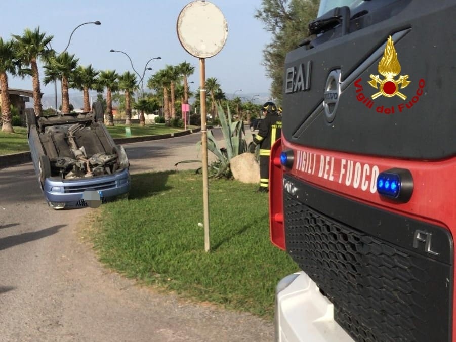 Incidenti stradali. Sellia Marina, auto perde il controllo e si ribalta. intervento dei Vvf